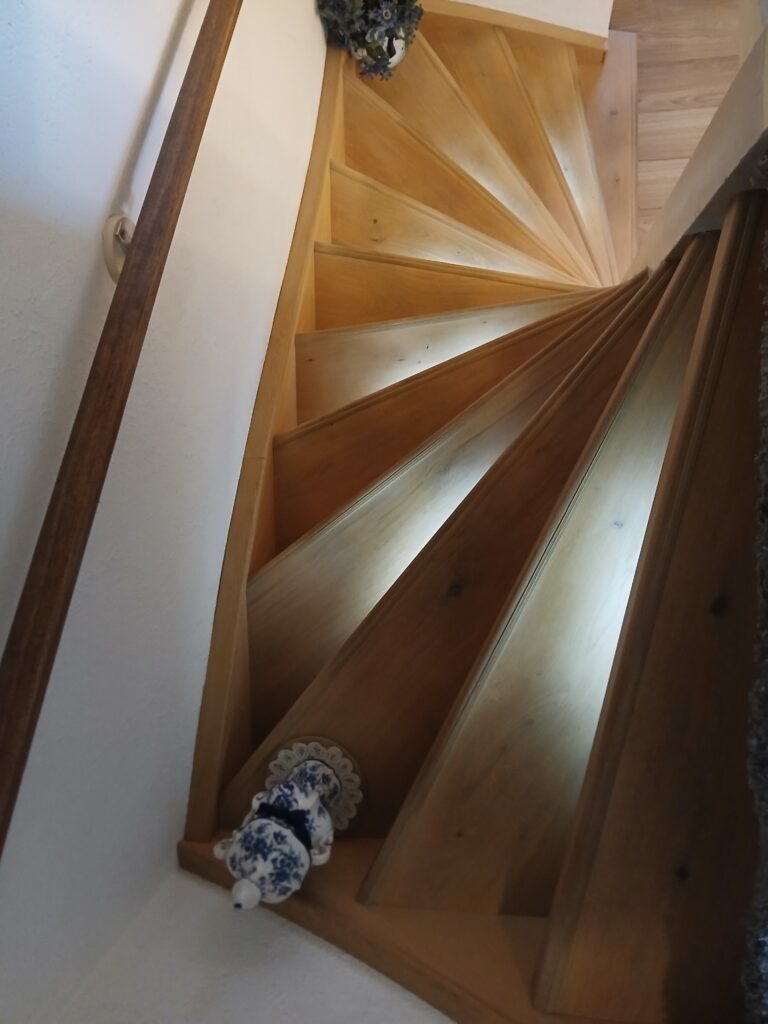 dichte trap met verlichting en wangafwerking