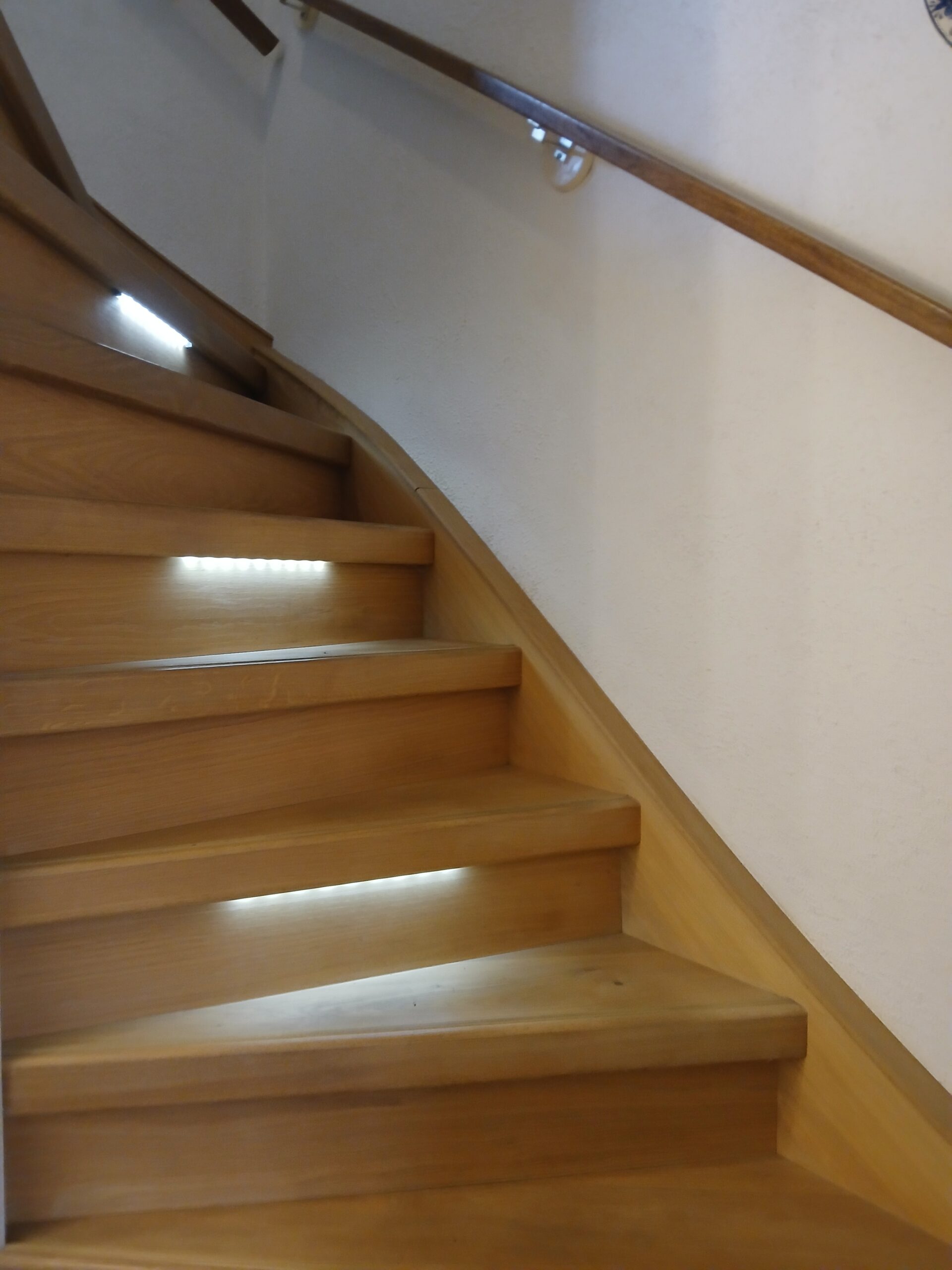 dichte trap met verlichting en wangafwerking