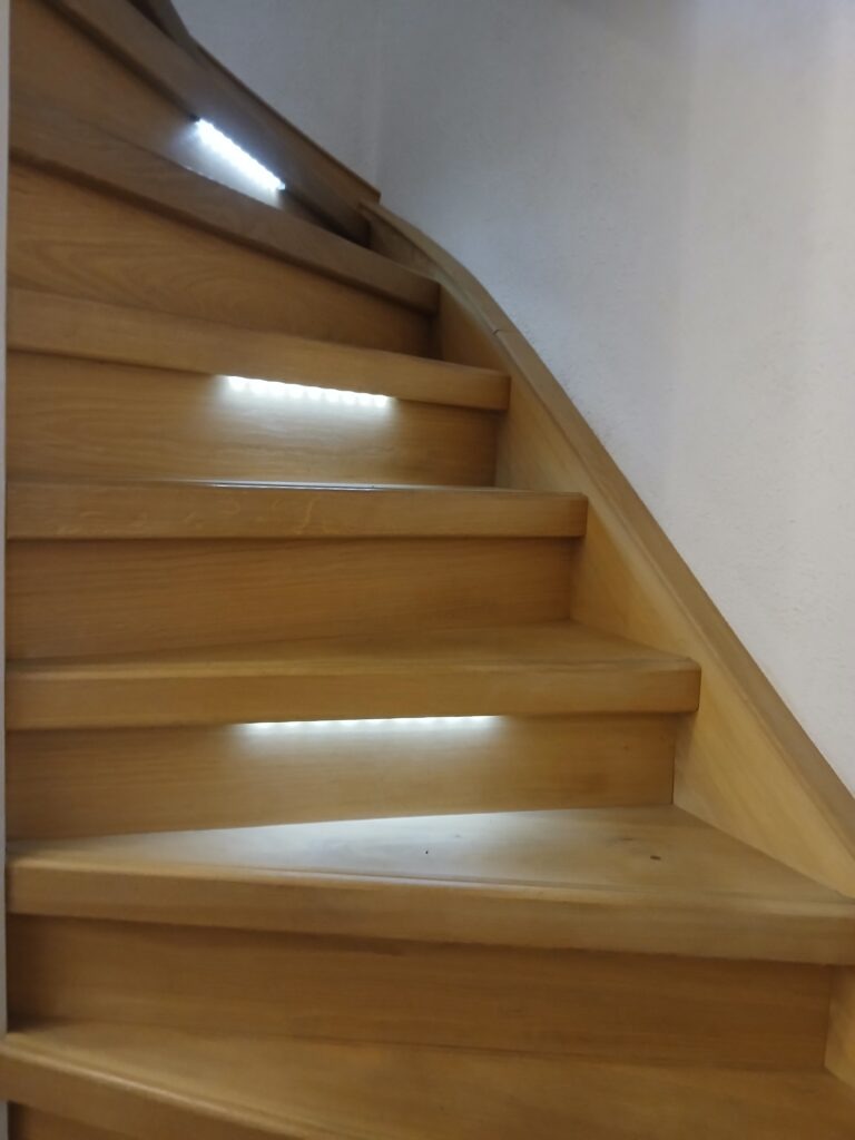dichte trap met verlichting en wangafwerking